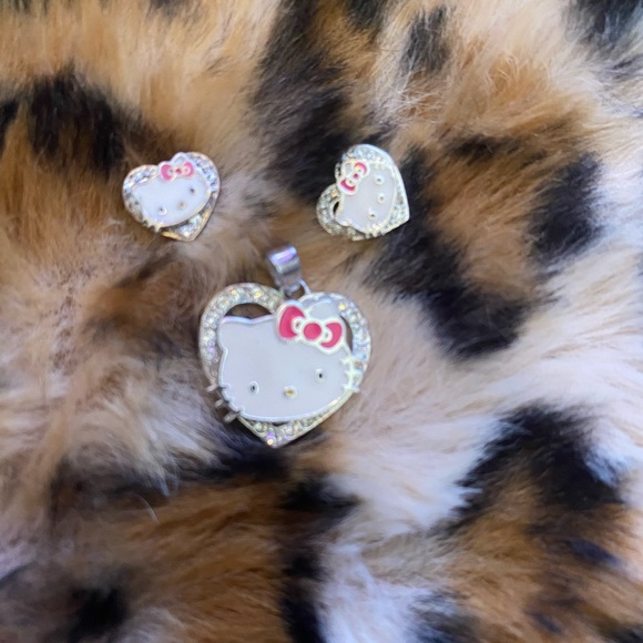 Hello Kitty pendant and earring set - Picture 1 of 7